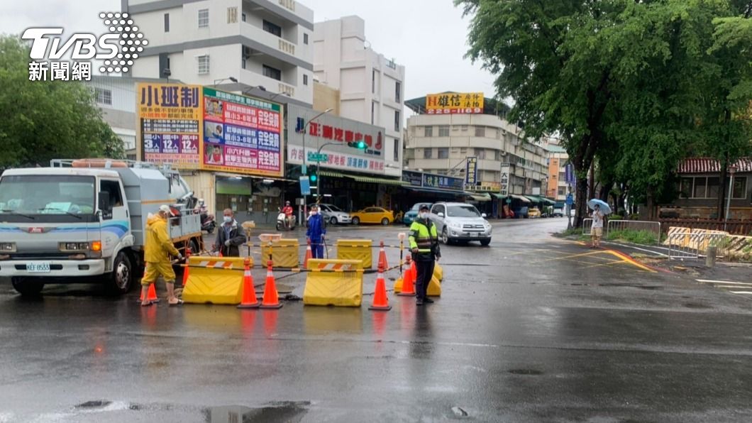 雨彈炸高雄!人孔蓋變「間歇泉」 柏油路扛不住爆了