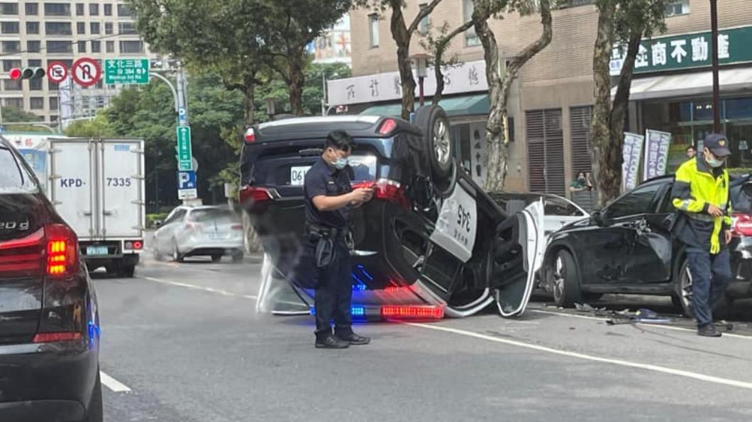 林口傳出警車翻覆事故。（圖／翻攝林口大家庭LinKou-Family）