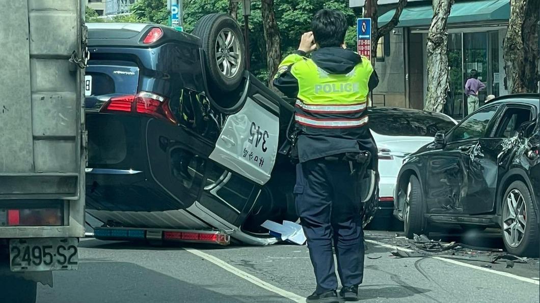 林口驚傳警車翻覆事故。(圖/翻攝林口大家庭LinKou-Family)