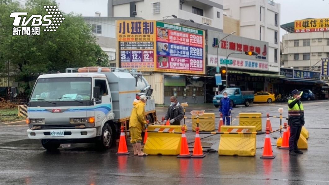 水利局派人前往搶修。(圖/TVBS)