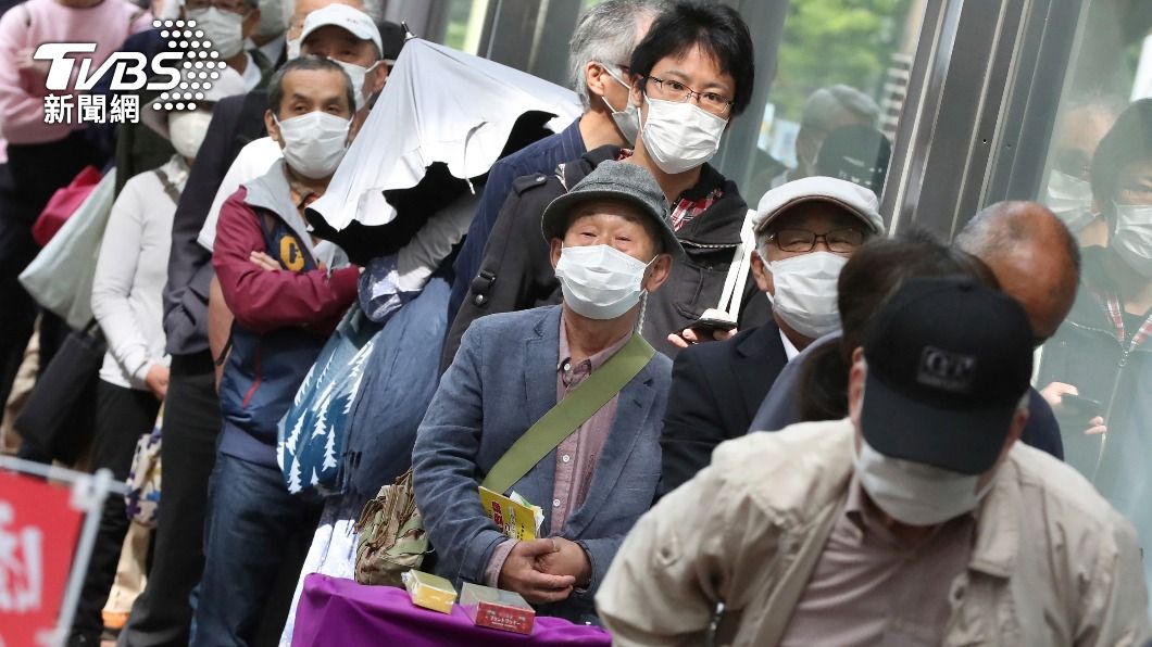 日本民眾對於脫下口罩持正反意見。(圖/達志影像美聯社)