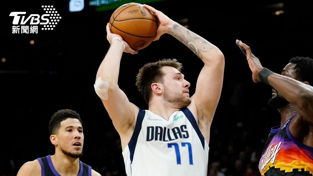 獨行俠唐西奇(Luka Doncic)遭到重兵看管。(圖/達志影像美聯社)