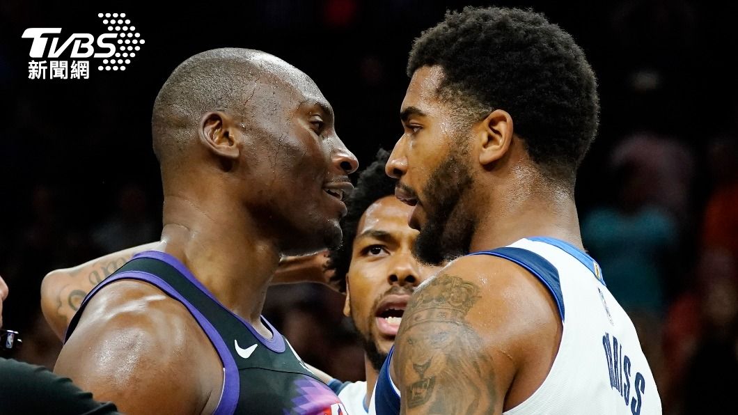 比賽末節太陽畢安寶(Bismack Biyombo)和獨行俠克里斯(Marquese Chriss)發生衝突,兩人均被驅逐出場。(圖/達志影像美聯社)