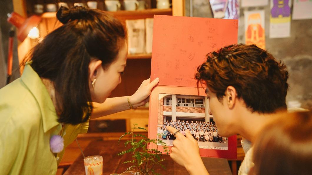 林哲熹（右）看著畢業紀念冊尋找年幼的自己。（圖／三立提供）