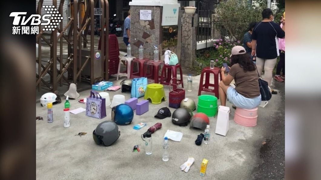 鄉親有默契！排快篩奇觀　奶茶、殺蟲劑上陣當替身