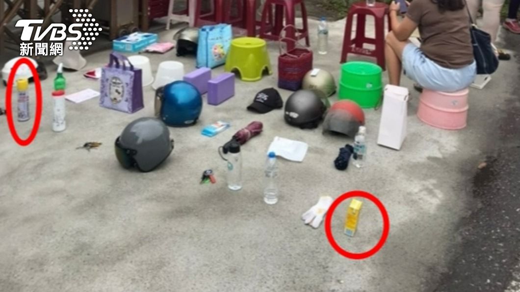 民眾將物品擺在地上代替排隊。(圖/民眾提供)
