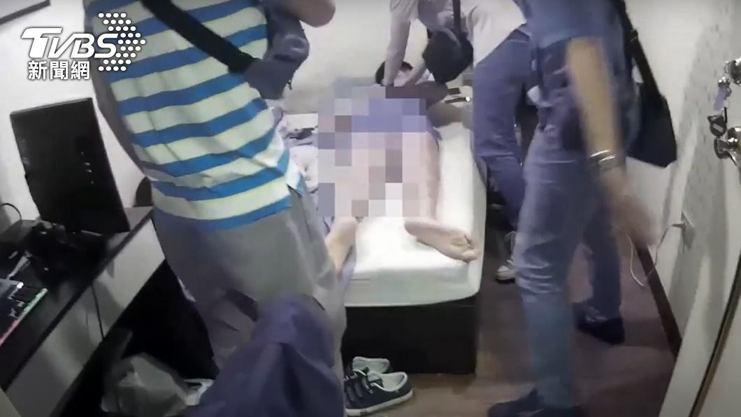 警方上門逮捕黃姓主嫌。(圖/TVBS)