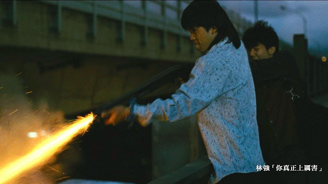 顏正國17歲持霰彈槍掃射計程車　30年前真槍畫面出土