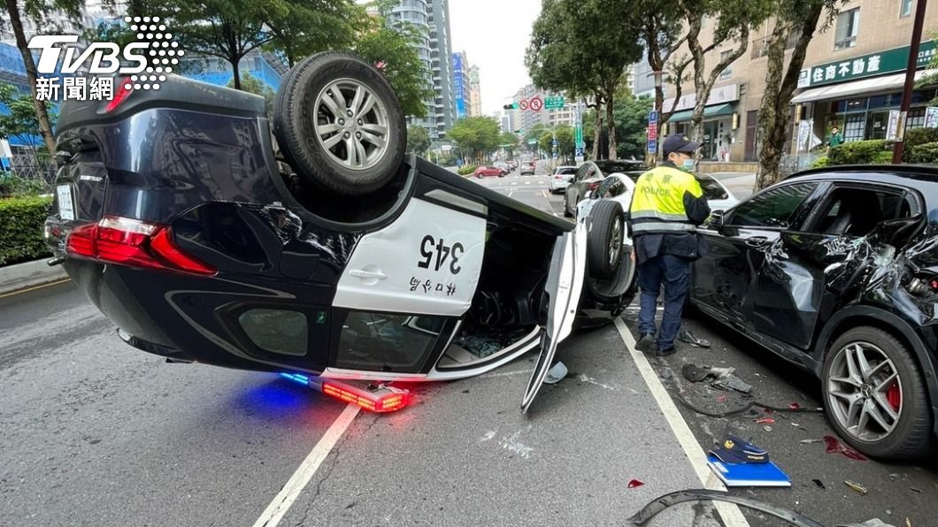 女警駕巡邏車擦撞賓士、特斯拉後翻覆 翻車畫面曝光