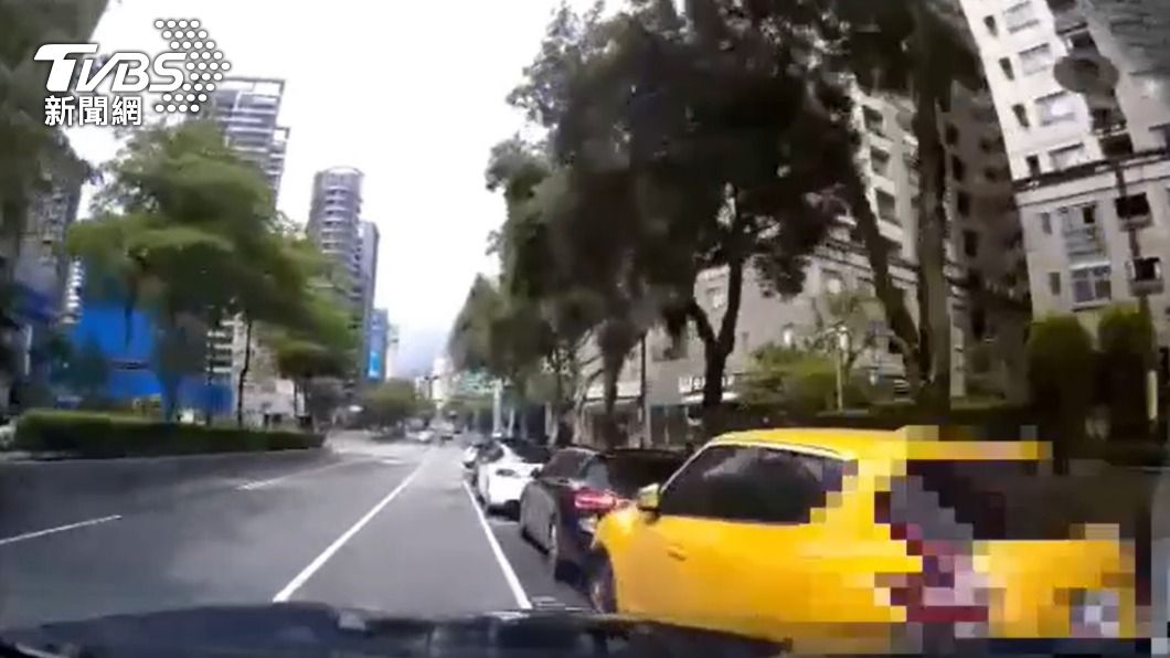 警車行車紀錄器拍下事故過程。(圖/TVBS)