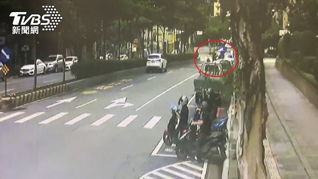 路口監視器也拍下撞擊翻覆的瞬間。(圖/TVBS)