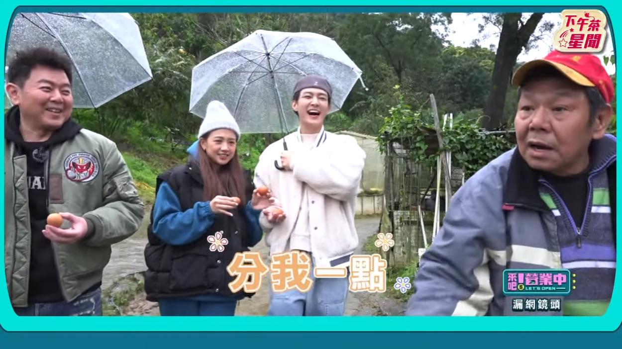 庹宗康對於雞吃什麼非常有興趣。(圖/翻攝《來吧!營業中》節目片段)