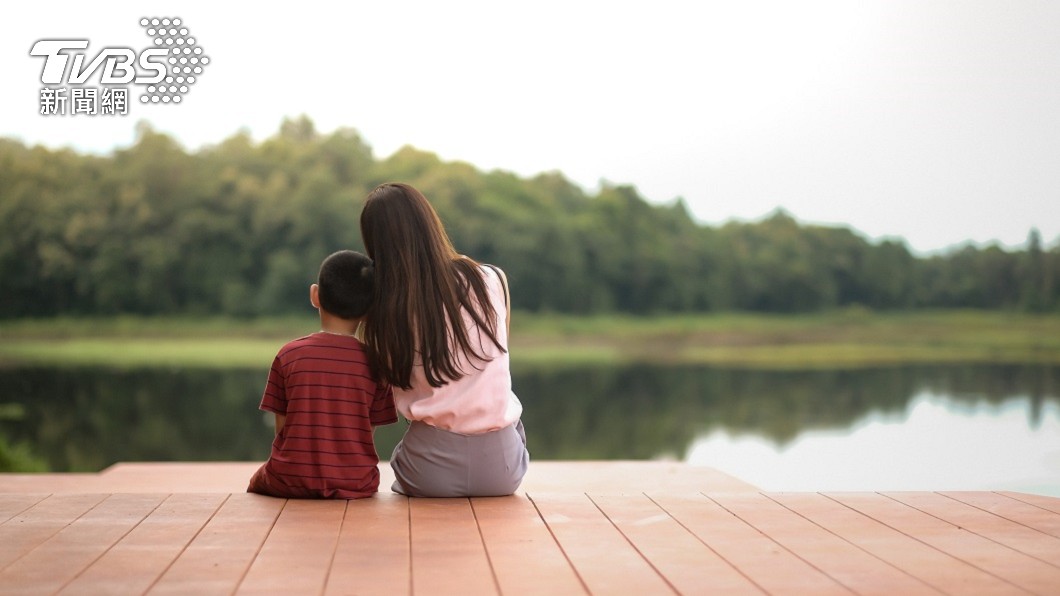 身為單親媽媽獨自撫養孩子是一件很辛苦的事。(示意圖/shutterstock 達志影像)