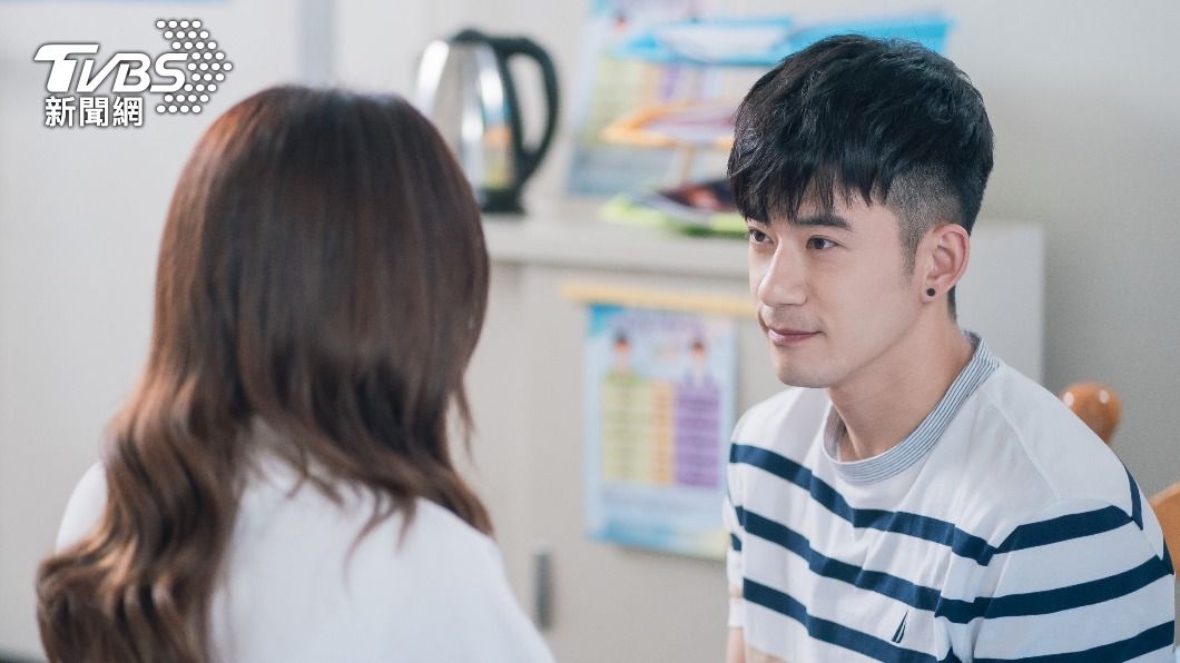 JR紀言愷(右)上線與粉絲互動,卻根本不在聊天室。(圖/TVBS)