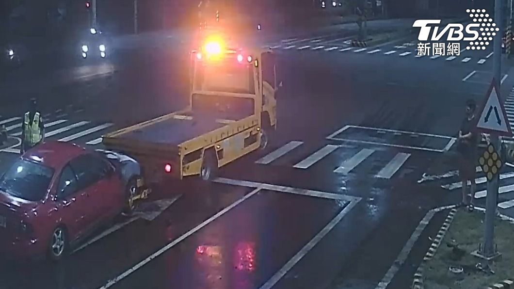 火滅後警方協助清理。(圖/TVBS)