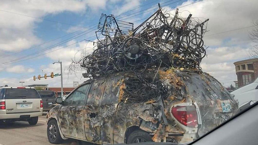 國外論壇上有人目擊到一台奇特外觀的車子。（圖／翻攝自 reddit）