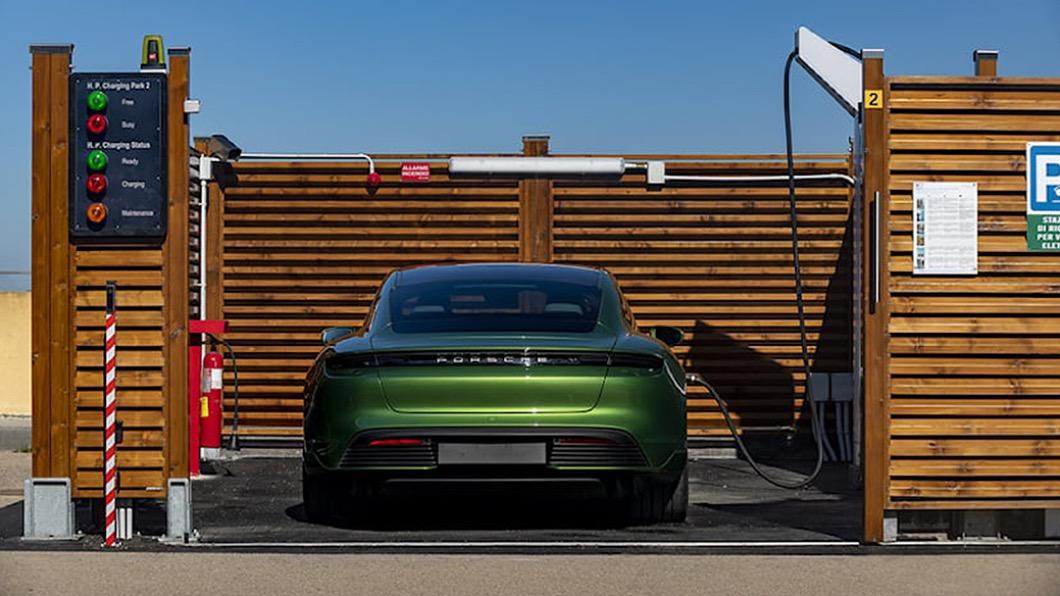 Nardo Ring是Koenigsegg CCR等猛獸締造世界最速的場地。(圖/翻攝自Porsche)