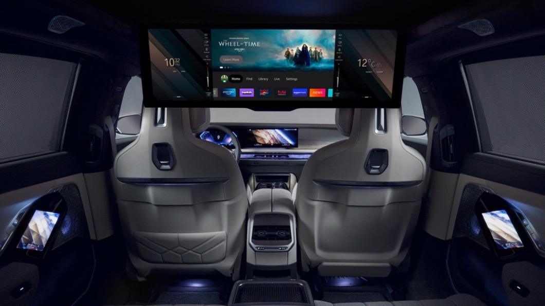 BMW發表最新的7系列,車輛搭載了31吋螢幕,車門手把上也有小螢幕。(圖/翻攝自BMW)
