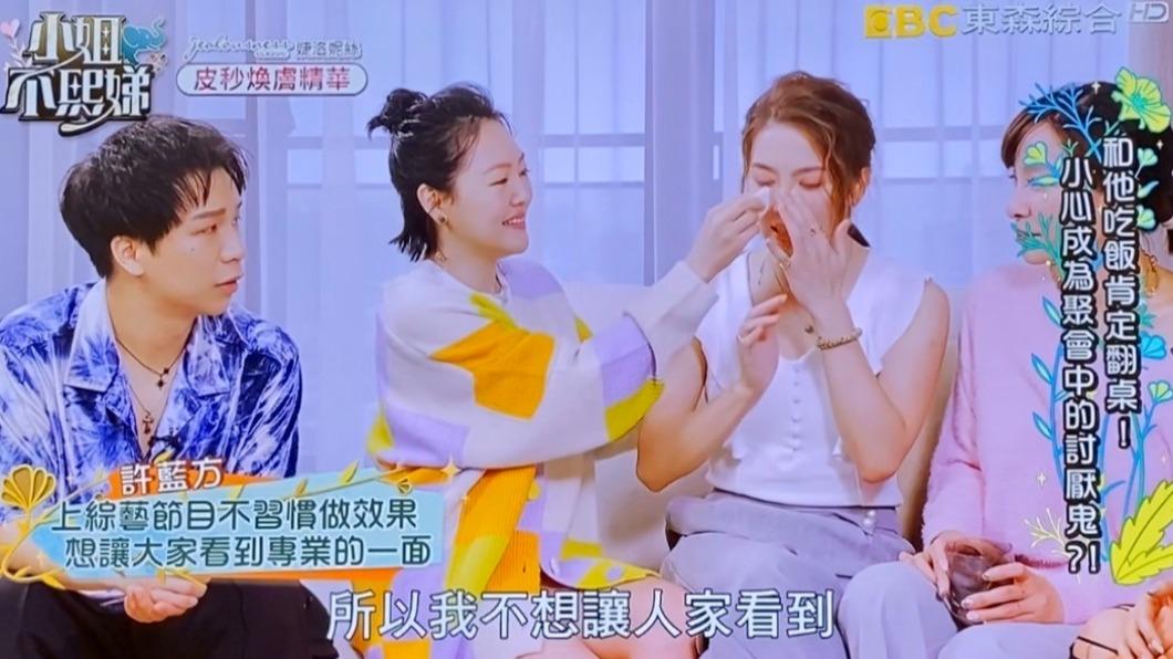 小S(左2)幫許藍方(左3)擦淚。(圖/翻攝自小姐不熙娣)