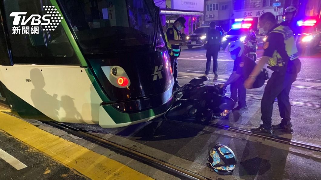 女闖紅燈遭輕軌撞擊拖行 末班車機件鎖死卡到凌晨