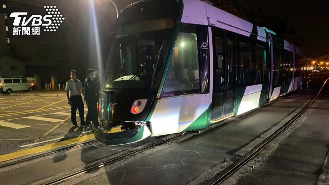 列車機件鎖死,凌晨才疏通。(圖/TVBS)