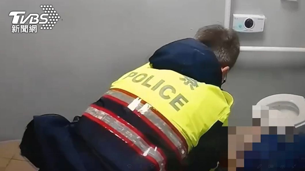 王姓警員現場施予CPR急救。(圖/TVBS)