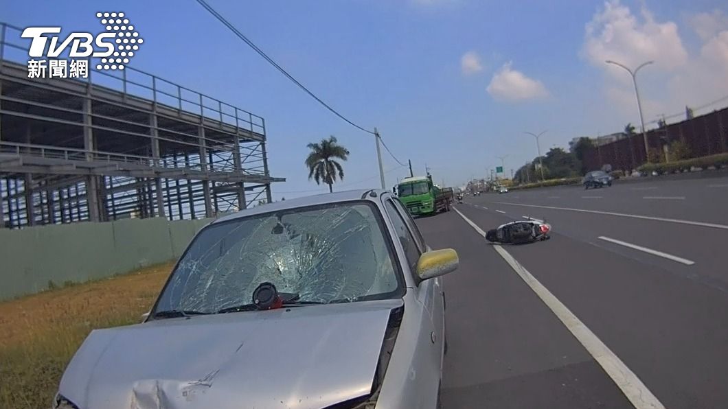 史兒的轎車擋風玻璃碎裂。（圖／TVBS）