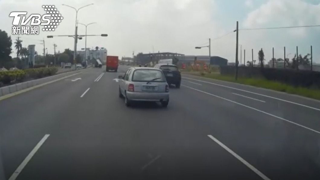 史兒一路連超多部車，高速撞警。（圖／TVBS）