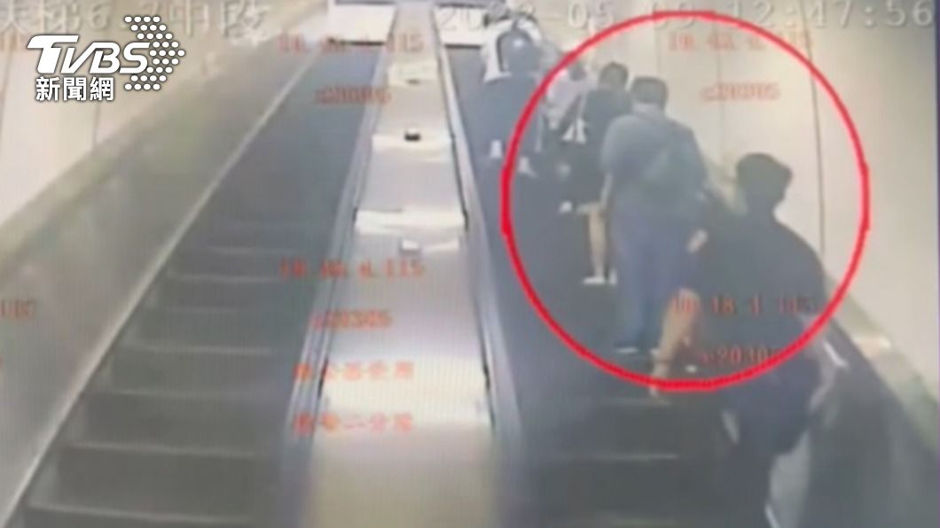 偷拍男完全沒發現警方就在後頭。(圖/TVBS)