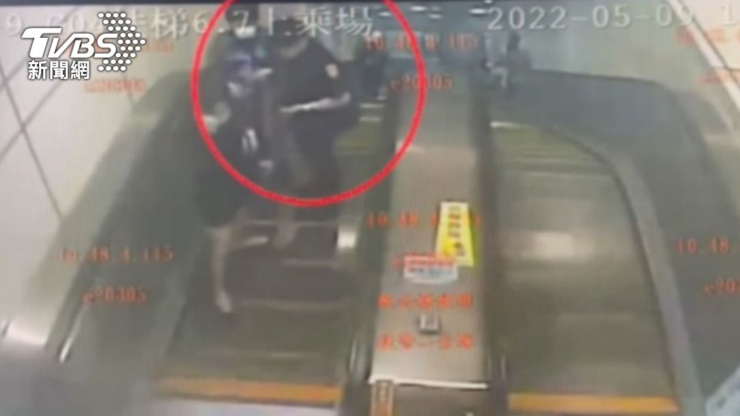 員警當場制止偷拍男。(圖/TVBS)