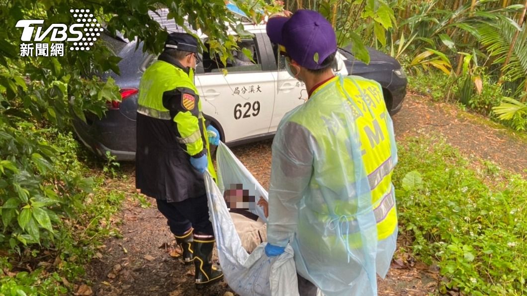 擔架上不去!阿北山區種桃昏倒 警用「小被被」扛下山