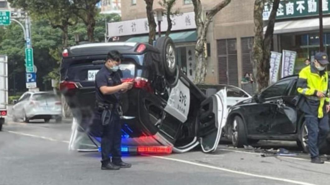 警車連撞3車,波及賓士、特斯拉。(圖/翻攝自林口大家庭LinKou-Family臉書)