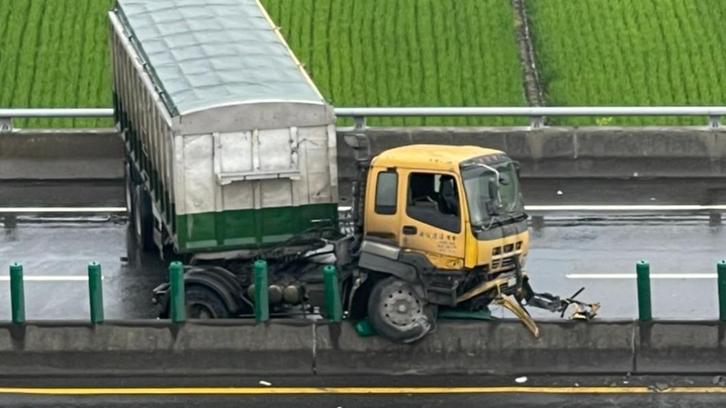 台61龍井匝道口聯結車「折甘蔗」。（圖／翻攝自記者爆料網）