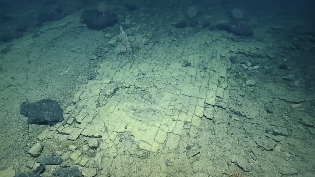 事實上這種黃磚路只是大自然的一種現象。（圖／翻攝自EVNautilus YouTube）