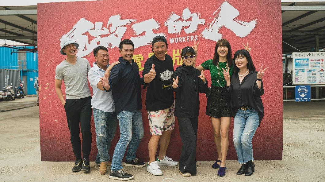 導演鄭芬芬（右3）率做工影集版原班人馬薛仕凌（左起）、游安順、柯叔元、李銘順、曾珮瑜、苗可麗拍《做工的人 電影版》。（圖／大慕影藝提供）