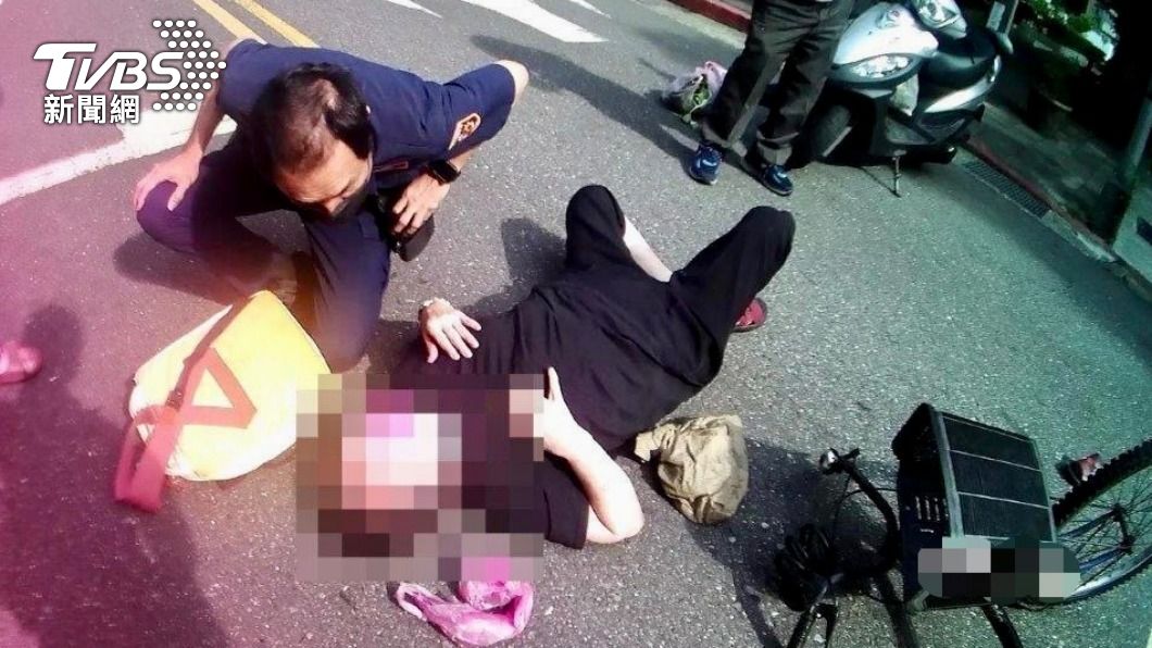 單車婦遭撞倒地「嚇得說不出家在哪」 警拿敬老卡逐戶問