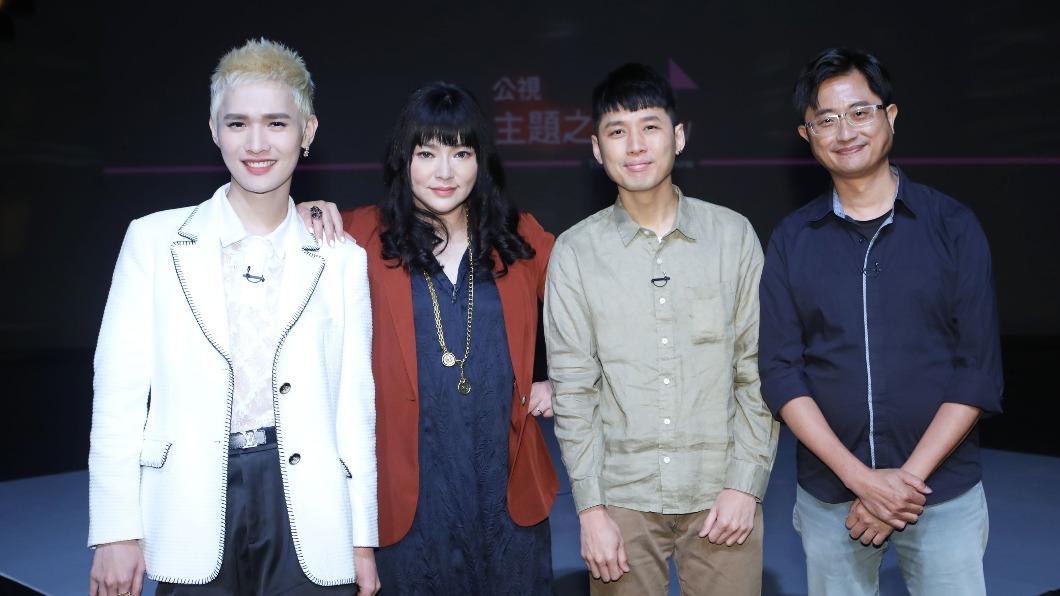 本週五《公視主題之夜SHOW》播左起鍾明軒、唐綺陽、導演練健輝和心理師張志豪,共同探討家庭關係相關議題。(圖/公視提供)