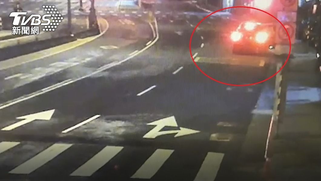 計程車司機與乘客爆發口角後停在路邊。(圖/警方提供)