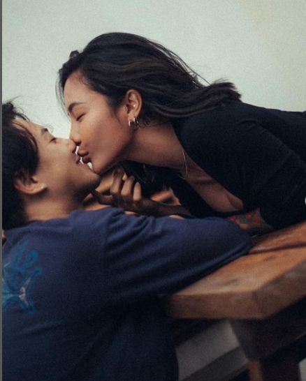 梁云菲曬出與男友甜蜜熱吻照。(圖/翻攝自梁云菲 IG)