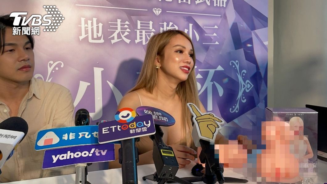 小A辣對自己的產品很有自信,紛紛要現場眾人試摸。(圖/謝佩樺攝)