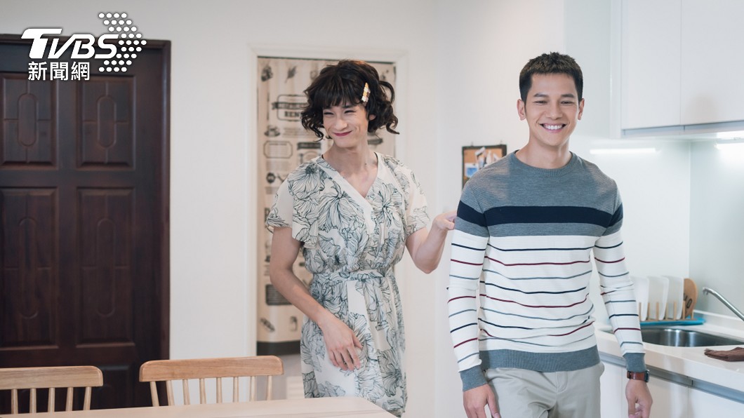 盧彥澤(左)為好兄弟梁瀚名下海扮女裝。(圖/TVBS)