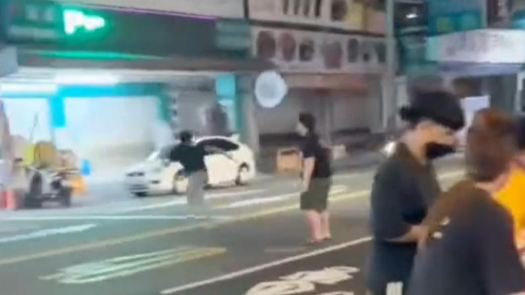 顏男掙脫後橫越馬路。(圖/翻攝自社會事影音)