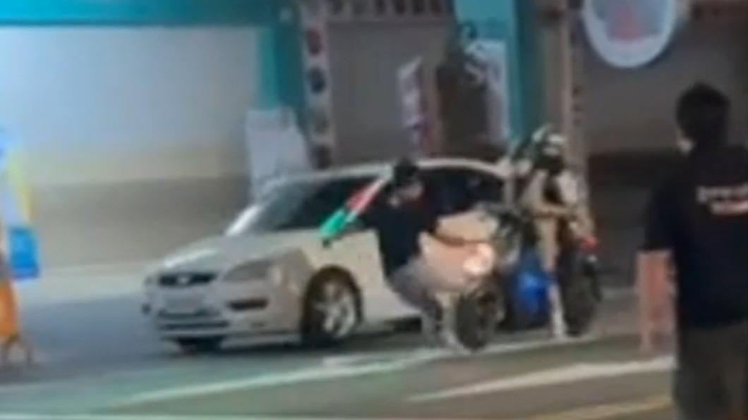 差點被機車撞。(圖/翻攝自社會事影音)