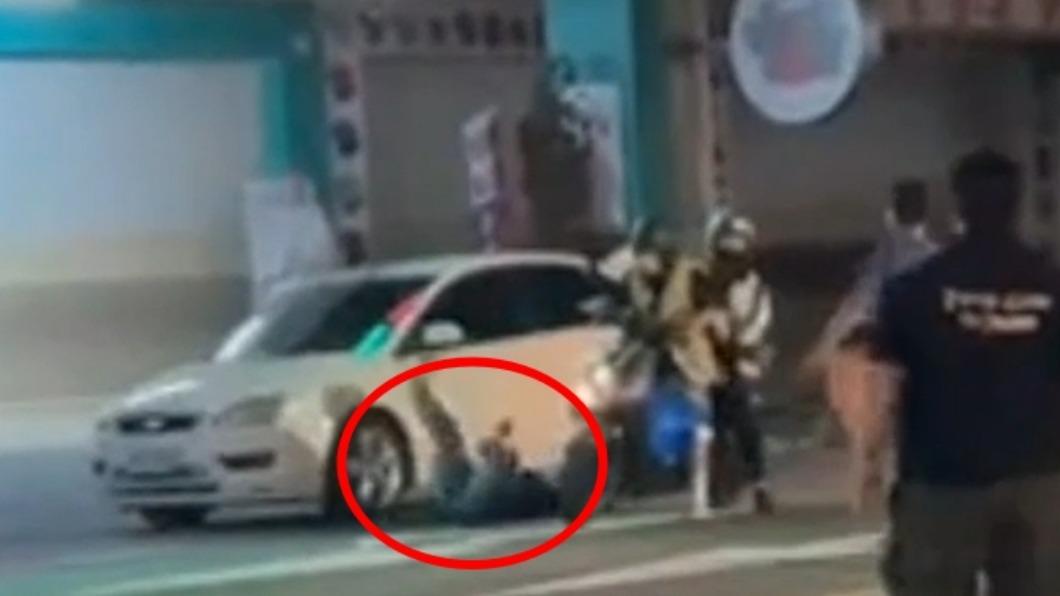自己在路口摔倒。(圖/翻攝自社會事影音)