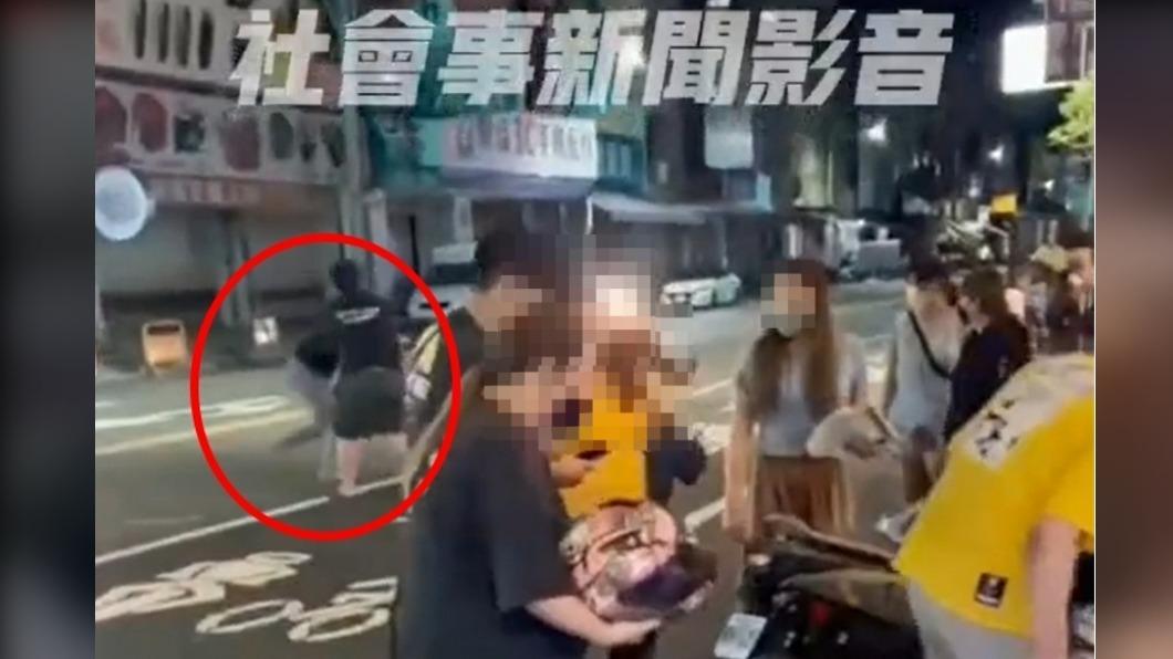 他跟女友大吵！竟拿別人的機車洩憤　路邊扭打險遭撞