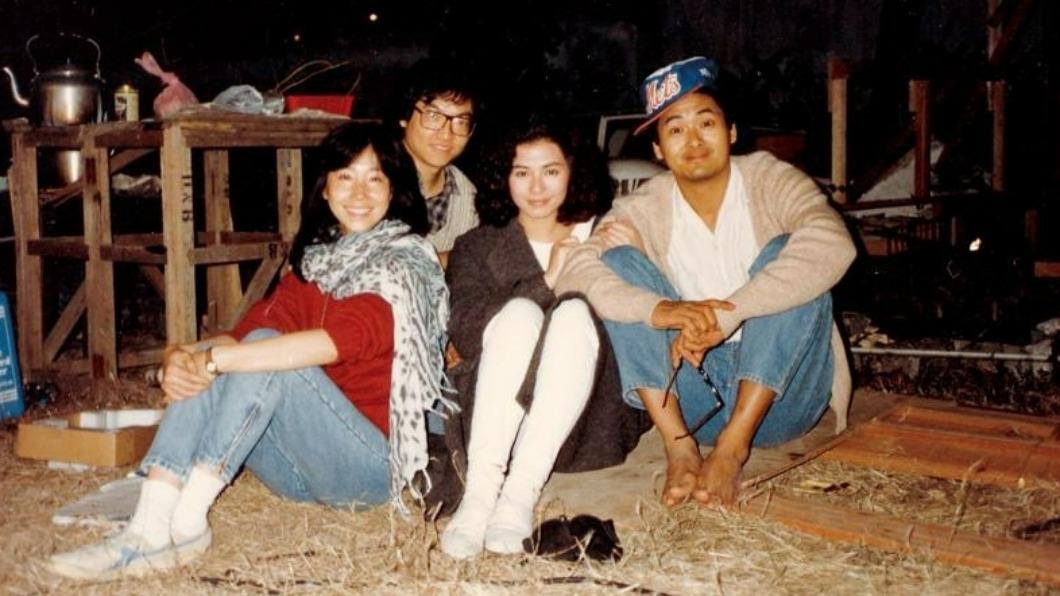 《秋天的童話》導演張婉婷(左起)、編劇羅啟銳、鍾楚紅、周潤發當年合照。(圖/甲上提供)