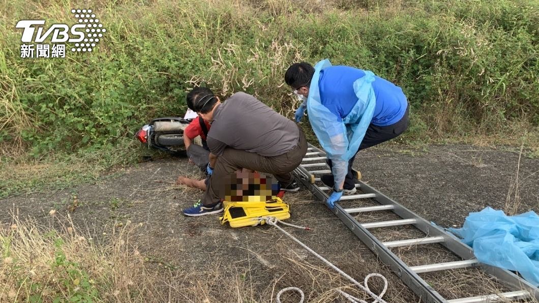 酒後還騎機車上堤防道路  意識不清連人帶車摔下去