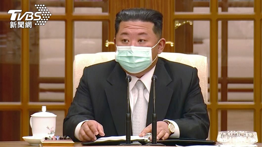 金正恩罕見戴上口罩。(圖/達志影像美聯社)