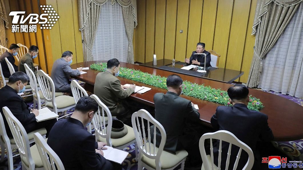 金正恩聆聽國家緊急防疫司令部報告。(圖/達志影像美聯社)