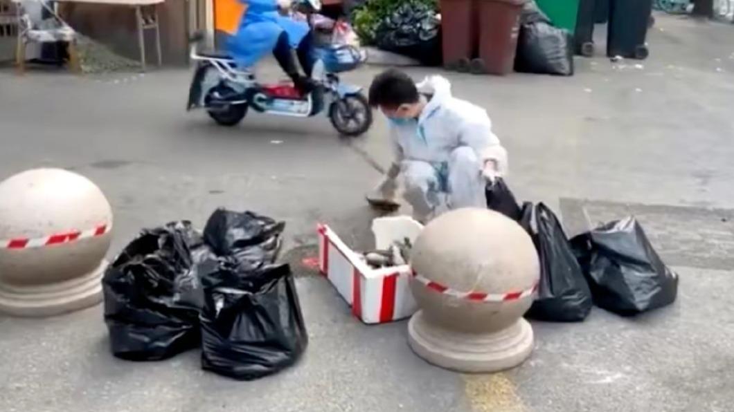 活魚不得入內,團長只能把魚摔死。(圖/翻攝自微博)